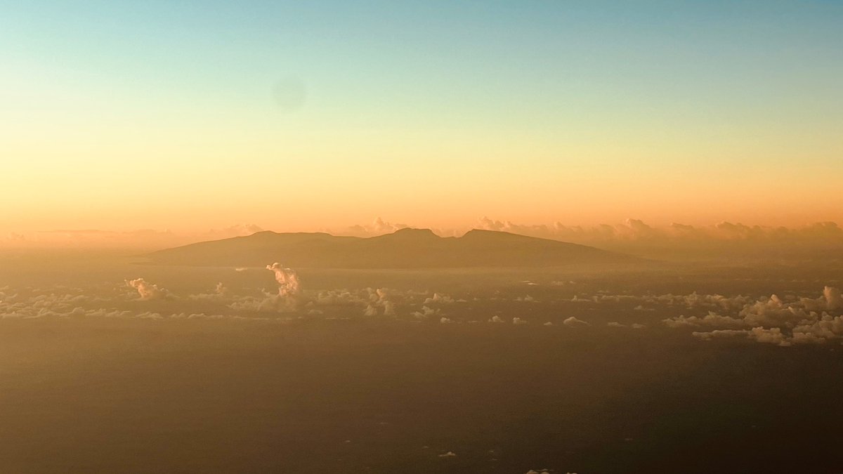 zepyaf's tweet photo. Après une courte nuit en vol, on remet les lunettes pour le lever de soleil à notre gauche, et quelques instants plus tard, la forme caractéristique de l’île de la Réunion 🇷🇪 se dessine à l’horizon ! #AF652 #iLoveMyJob https://t.co/DHPABcgg7g