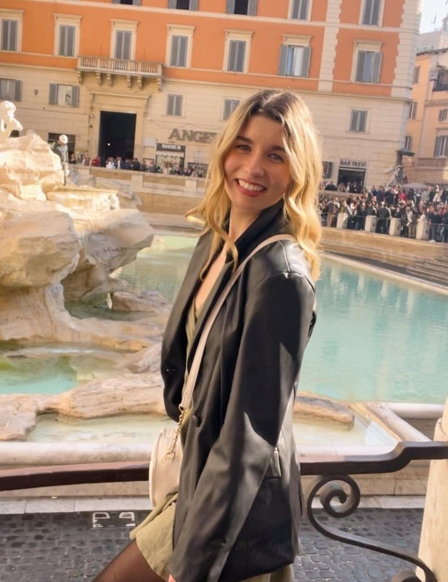 dariuzz_'s tweet photo. vorrei uno che mi amasse come questa ragazza ama l’italia https://t.co/asLl4jCpUP