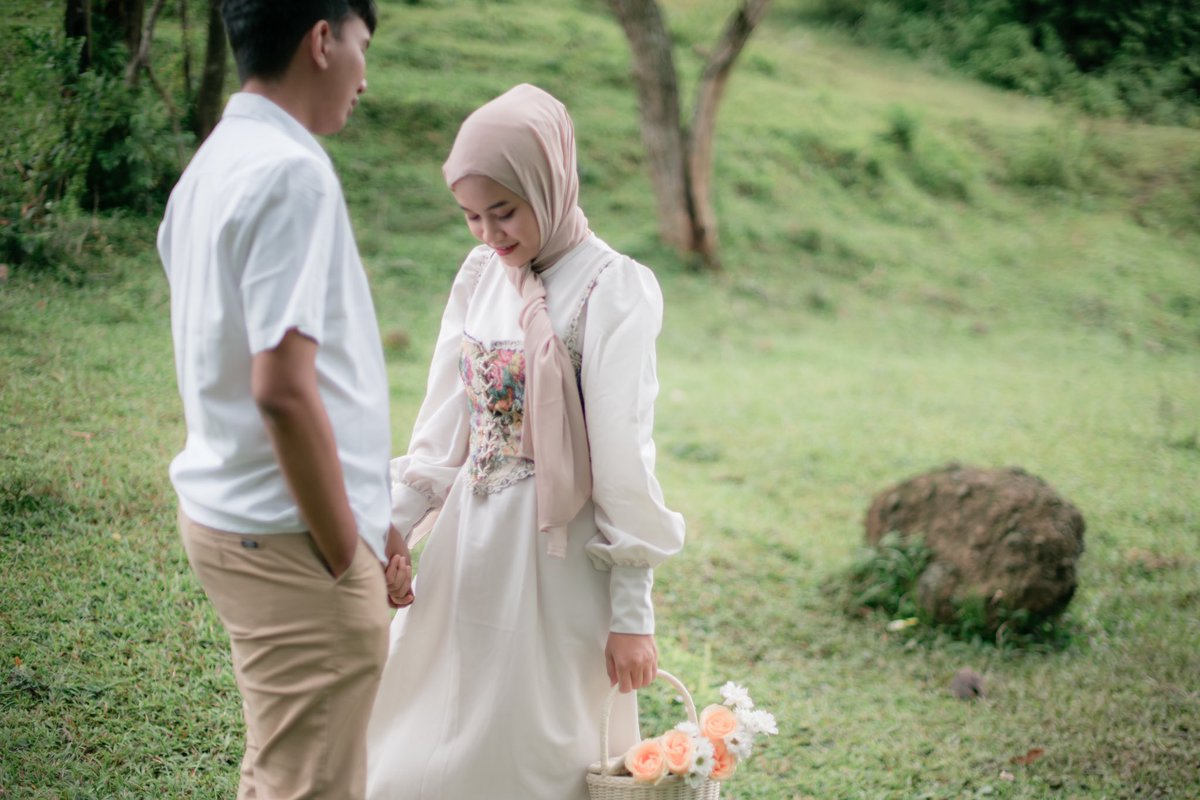setiatesar's tweet photo. “Mas aku udah beli keranjang buat foto besok, tapi kekecilan kayaknya” 
Begitu katanya saat bertemu membahas konsep untuk  sesi foto Couple Sesion .
Tetapi tetep saya suruh membawa karena sayang kalau sudah beli tapi tidak di pakai. https://t.co/twdsQY7pA0