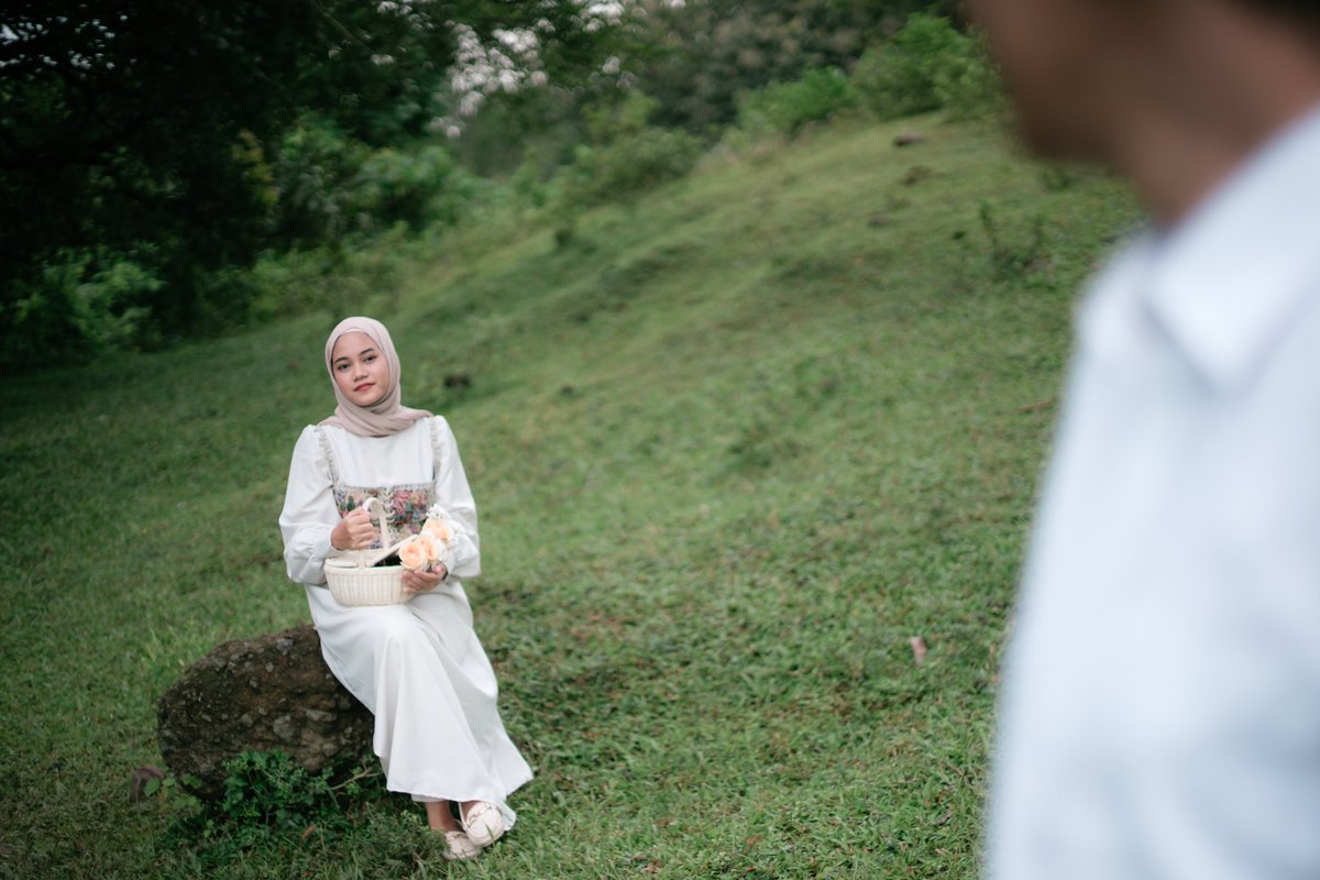 setiatesar's tweet photo. “Mas aku udah beli keranjang buat foto besok, tapi kekecilan kayaknya” 
Begitu katanya saat bertemu membahas konsep untuk  sesi foto Couple Sesion .
Tetapi tetep saya suruh membawa karena sayang kalau sudah beli tapi tidak di pakai. https://t.co/twdsQY7pA0