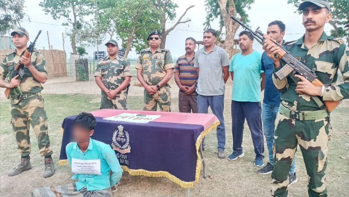 TheBorderIssue's tweet image. #AlertBSFTroops तस्करी के एक प्रयास को विफल कर दिया और बांग्लादेश से तस्करी कर भारत लाए जा रहे 14 सोने के बिस्कुट जब्त किए, और एक तस्कर को भी पकड़ लिया।
#BSFagainstSmuggling