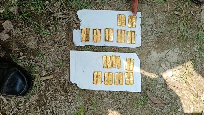 TheBorderIssue's tweet image. #AlertBSFTroops तस्करी के एक प्रयास को विफल कर दिया और बांग्लादेश से तस्करी कर भारत लाए जा रहे 14 सोने के बिस्कुट जब्त किए, और एक तस्कर को भी पकड़ लिया।
#BSFagainstSmuggling