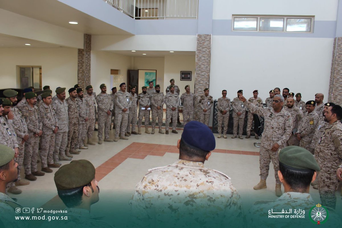 modgovksa's tweet photo. مستشار رئيس هيئة الأركان العامة لشؤون ضباط الصف رئيس الرقباء أحمد المطيري، يزور مدرسة ضباط الصف القياديين لـ #القوات_البرية في المنطقة الجنوبية، ويطلع على مرافقها وبرامجها التعليمية والتدريبية، وذلك بحضور رؤساء رقباء أفرع القوات المسلحة. https://t.co/oDkKV61SLe
