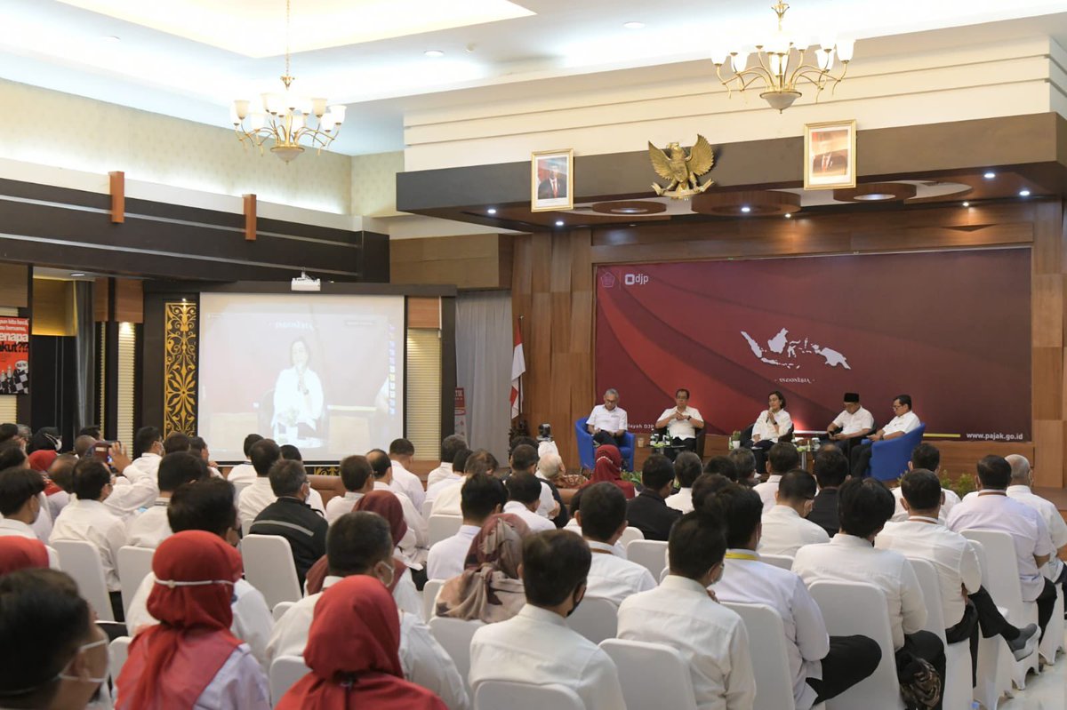 prastow's tweet photo. Siang tadi, Bu Sri Mulyani berjumpa pegawai pajak, pegawai BC, DJKN, dan DJPb di Solo. Mayoritas mereka milenial. Bu Menteri mengapresiasi mereka yg sudah bekerja penuh dedikasi, berintegritas, tangguh. Peristiwa yg terjadi jadi momen penguatan &amp; perbaikan. #PercayaPajak 😇🙏🇮🇩 https://t.co/sKzC8mrGjh