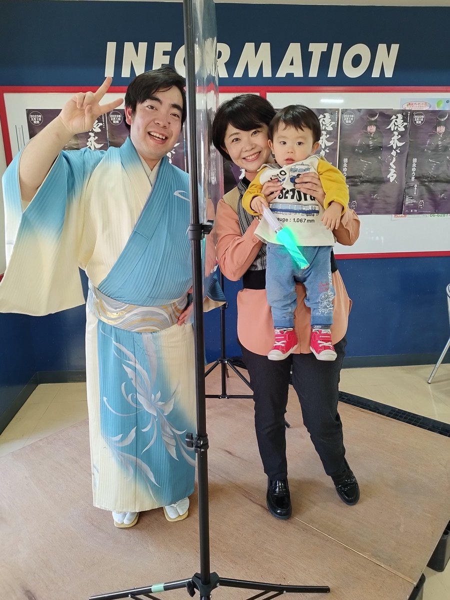 kokurasaya's tweet photo. 先日の鉄オタ選手権ロケでご一緒させていただいた、徳永ゆうきさんの新CD｢徳永がくる｣ミニライブへ😊
間近で素晴らしい歌声が聴けて耳福👂
写真撮影直前に息子がぐずり焦っていたら、徳永さんファンの方が息子にペンライトを貸してくださり...🙇温かいファンの方ばかりで素敵な空間でした✨ https://t.co/dfCs6xqVG5