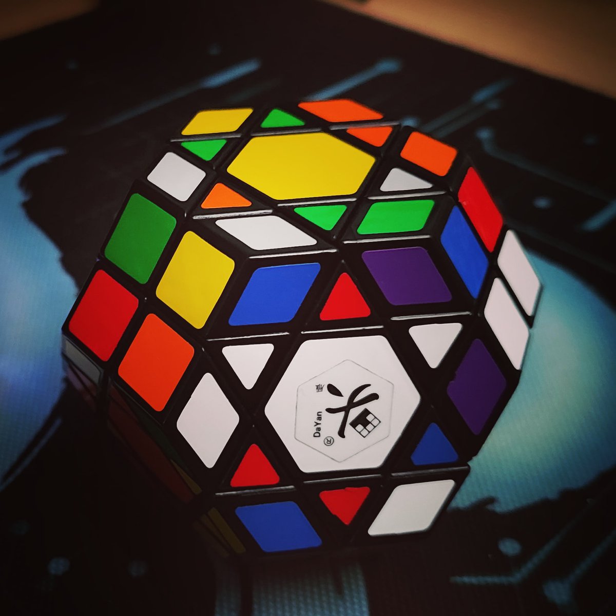 HoopClown_NHF's tweet photo. Como siempre cubisisimo me deja algo para que mi lista de barbechos no disminuya,Gema IV de #dayan.Esta vez se lleva el #quatrium a casa para que se rompa la cabeza.#cubos #cubes #puzzle #jigsaw #twistypuzzles #rubik #rubiks #rubikscube #cuboderubik #emojirubiknow #diogenescubero https://t.co/F5pbvtFHbW