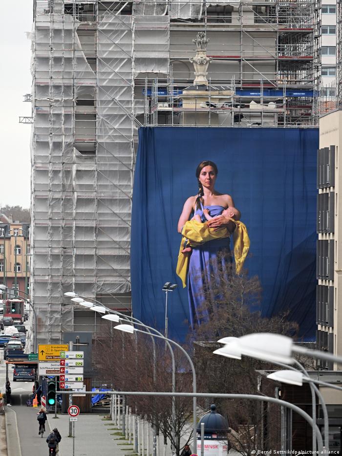 Вывесил на всеобщее обозрение. Обозрение жанр журналистики. Плакаты против украины. Вывесил на всеобщее обозрение. Вывесил на всеобщее обозрение.