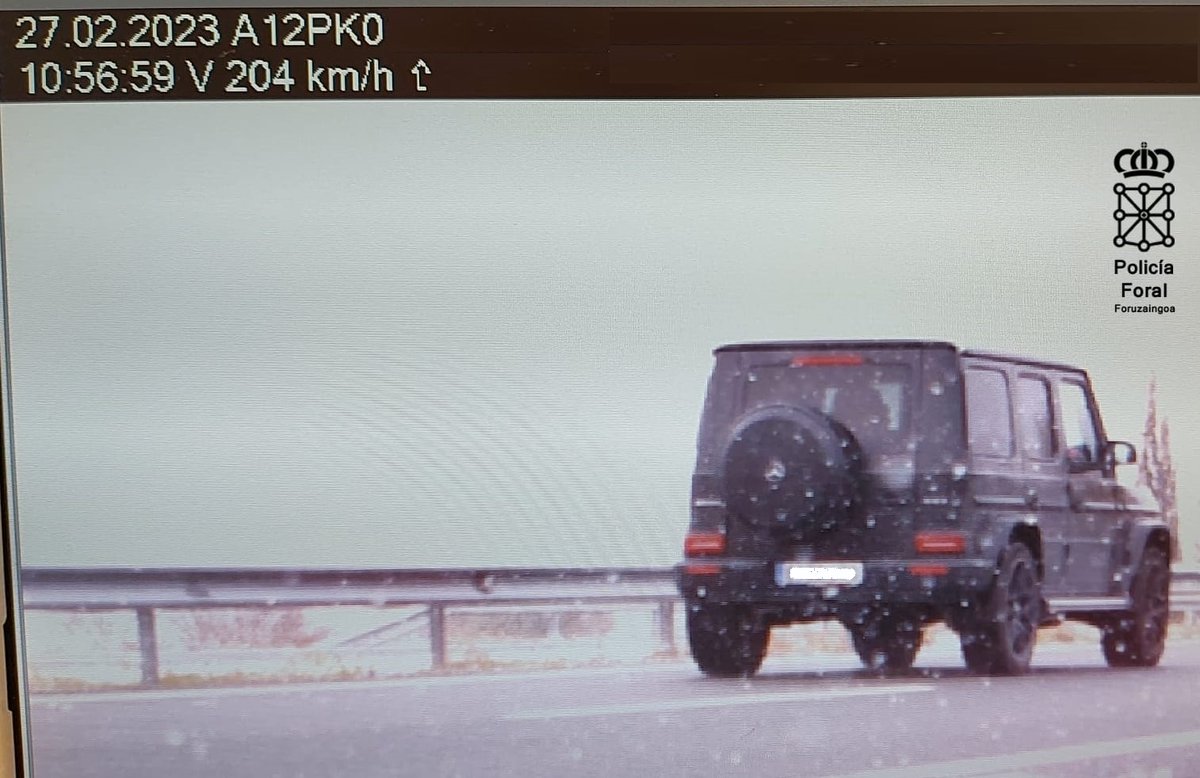 policiaforal_na's tweet photo. Nevando y a 204 km/h por la A12. Denunciado logroñés de 34 años, infracción muy grave (600€+6p).
#Radar
#SeguridadVial https://t.co/3IZ22tEkw3