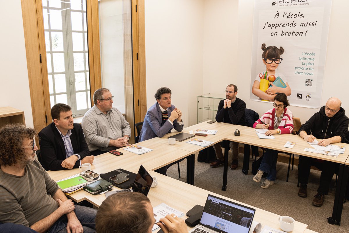 Pedet e oa bet ar mediaoù er mintin-mañ d'ober anaoudegezh gant dafar brudañ nevez ar c'houlzad <a href="/EcoleBzh/">ecole.bzh</a> (skritellañ, an ostilhoù niverel...) ha gant aozadur ar stignad gant ar rouedadoù <a href="/DivYezhBreizh/">Div Yezh Breizh</a>, #Divaskell ha <a href="/Diwan/">Diwan</a>, ar gevelerien ensavadurel ha kevredigezhel.
#brezhoneg