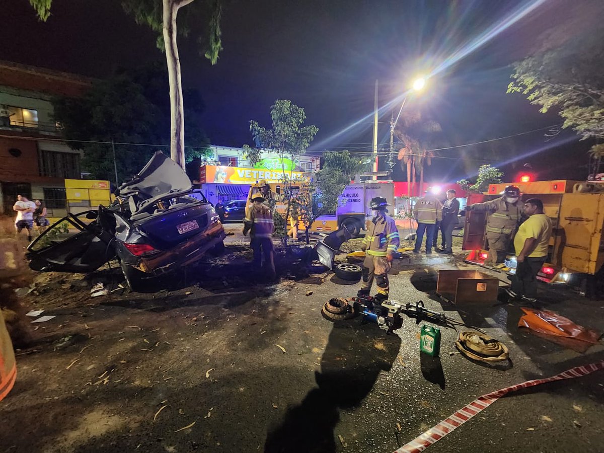bomberosk11's tweet photo. Accidente de tránsito sobre la Avda. Mcal Lopez y Francisco Bogarin, vehículo liviano impactó contra un árbol en el paseo central.  Se realizaron maniobras de rescate y posterior reanimación.
Lamentablemente no se pudo evitar el fallecimiento de dos personas https://t.co/6quoVJhjGU
