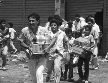 cvm_ve's tweet photo. #ProhibidoOlvidar || Entre las medidas neoliberales que promovieron el estallido social del #27Feb 1989 se encuentran la liberación de precios de alimentos, aumento en tarifas de servicios públicos, gasolina y transporte.

#27FRebeliónAntimperialista https://t.co/WS3cN3I1PI