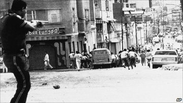cvm_ve's tweet photo. #ProhibidoOlvidar || Entre las medidas neoliberales que promovieron el estallido social del #27Feb 1989 se encuentran la liberación de precios de alimentos, aumento en tarifas de servicios públicos, gasolina y transporte.

#27FRebeliónAntimperialista https://t.co/WS3cN3I1PI