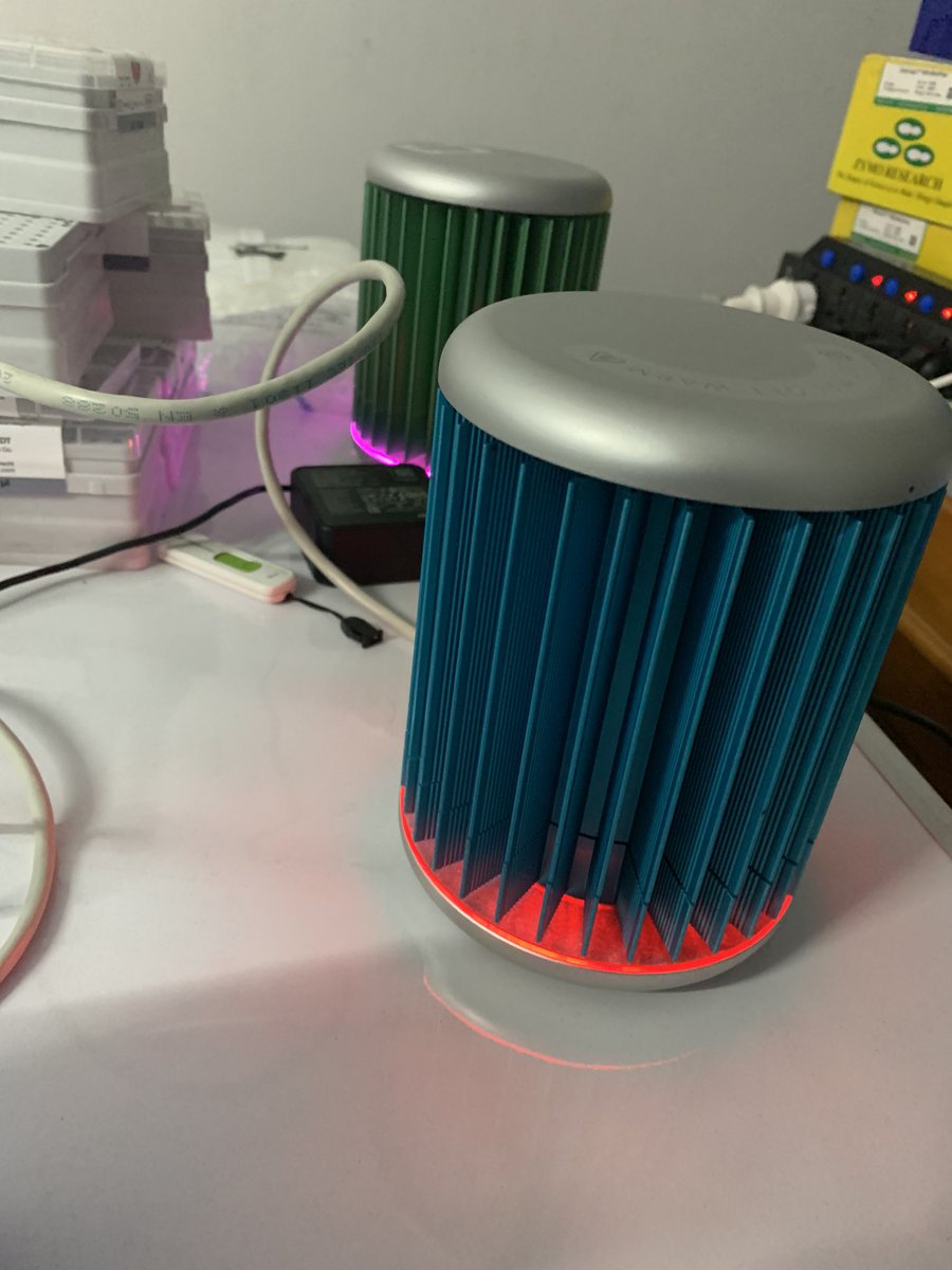 GaborKemenesi's tweet photo. Eszközeink 2.: Nagyon dolgozunk, pontosabban a hordozható PCR gépeink. Nincs mozgó alkatrész bennük és valós idejű PCR-re alkalmasak. Sok helyen jártak már velünk a 🌎, a profi hűtőbordáknak hála jól szuperál a hűtés/fűtés, kiváló gépek nehéz terepre. Közben zakatol a 🦠kimutatás https://t.co/2iYauVudjF