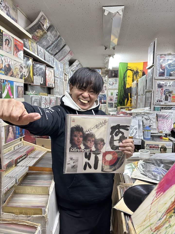 kubotatu's tweet photo. https://t.co/dNeKy3nFlg
今日の「レコード」
レコード店に行くと、大学合格したご褒美に自分の小遣いでビートルズを買って帰る青年がいた。
店長は僕に聴いてほしいと、4枚のクラシックレコードを用意して待っていてくれた。
店内には清志郎に並べて吾輩の作品を展示していてくれた。
これだからハー https://t.co/CLZT5zQeSh