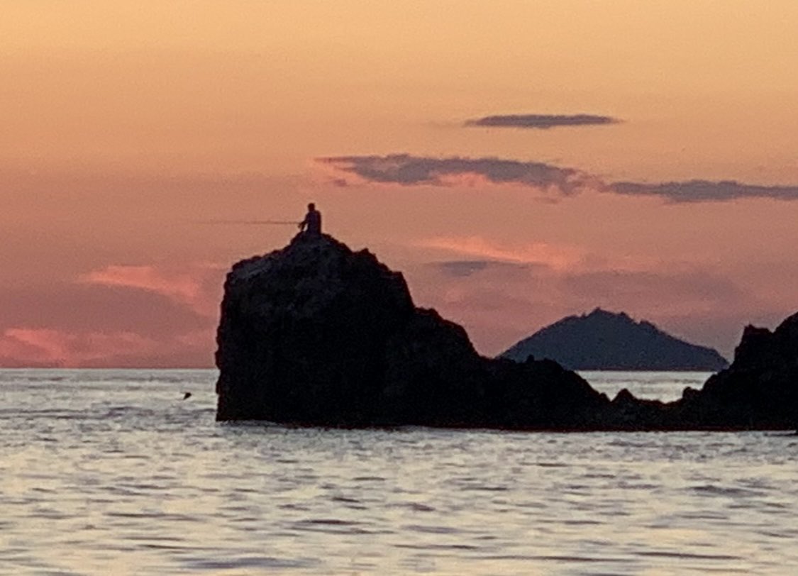 “Denizci Yalnızlığı” dediğim bir yalnızlık türü vardır:

Ayrılığın değil de bütünlüğün,

Tekliğin değil de birliğin,

Ömrün değil de yaşamın,

Zihnin değil de anlamın yaşandığı…

Sözsüz, hatta dilsizdir…

Kıymetlidir; çünkü uzun sürmez, buna akıl dayanamaz

#Penceremdenİstanbul