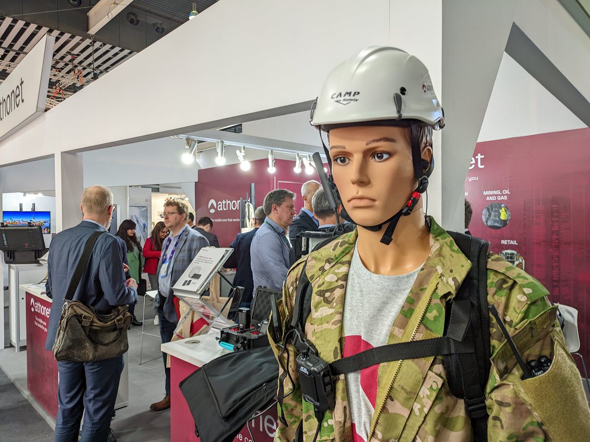 dv0rjan's tweet image. Why make a manekin with a sad face?! #doesnotcompute #MWC2023