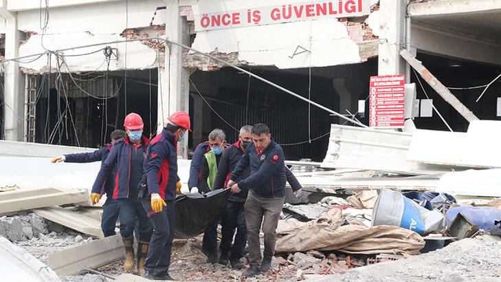 MustafaAzizoglu's tweet photo. Patron işçileri ağır hasarlı fabrikada kalan tencere ve tavaları alsınlar diye içeri yollamış. Birinin cesedi çıkıyor, dördü de yaralı.

Önce iş güvenliği, sonra patronun tenceresi. https://t.co/ePWbL7TkCu