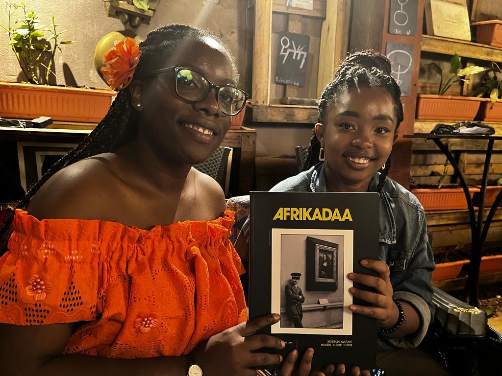 Je vais un peu vous présenter notre petite équipe chez <a href="/Afribook_edit/">Éditions Afribook</a>
Nous sommes jeunes et voulons nous donner les moyens de réussir dans ce projet.

Je vous présente Amandine Atangana  et Evita Ngazang respectivement Directrice de la création et Directrice des éditions