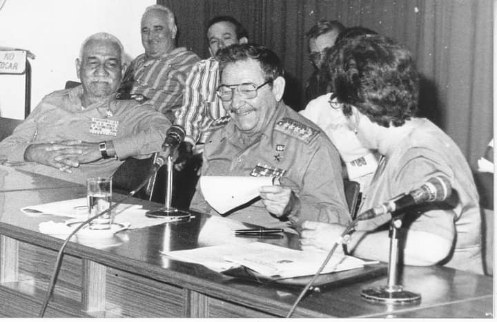 27/2/2000, Raúl y Almeida en el Pleno Cté Prov del <a href="/PartidoPCC/">Partido Comunista de Cuba</a> de #PinardelRío, dedicado a la atención a la UJC. Ese día, recordaron, y nos contaron, sobre cuando los ascendieron a comandantes.
#CubaViveEnSuHistoria
#MejorEsPosible 
<a href="/DrRobertoMOjeda/">Dr. Roberto Morales Ojeda</a>