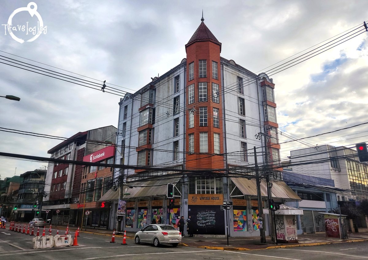 の風景🇨🇱 チリを南へ南へ、プエルトモントの街に到着 このあたりからパタゴニアと呼ばれる地域です。 ドイツ移民が建てた街だそうで、チリの中でも少し特殊な文化圏。確かにちょっと雰囲気が違う🧐 それにしても縦に長い国は、景色が豊富！先週まで砂漠いたのにな〜🤣