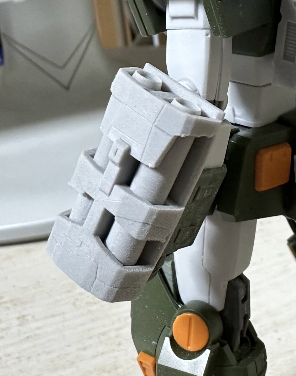 LED_Suezo's tweet photo. 前はなんもやってないのでバックショット。
予備のバレル入れた！
キャノンのカバー厚くした！
サーベルマウント付けた！

うん、サーベル挿さらんかった、、、、
(੭ ᐕ))ｱﾙｪ
あとマウント位置もうちょい上だな https://t.co/T44TgG6EUA