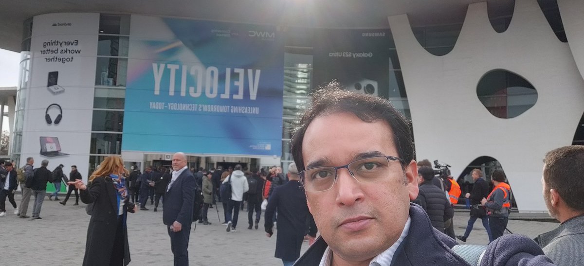 Doors are open at #MWC2022. My selfie skills do need work but I'm going to blame the chilly weather. @MandalaInsights