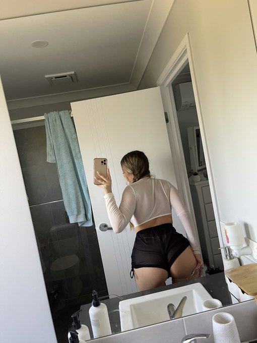 RT if I can sit on ur face https://t.co/F4JxMlMGhe