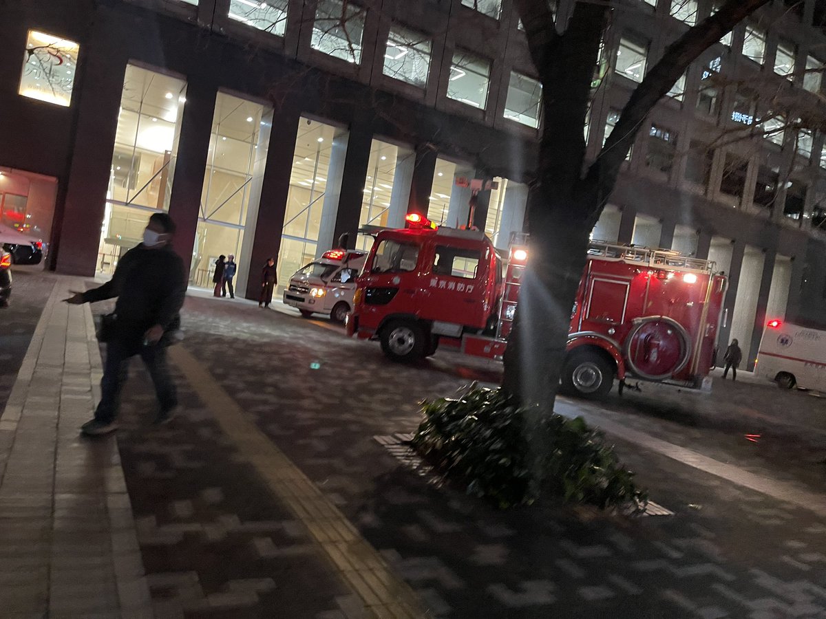yoyogi's tweet photo. 代々木の文化大学に救急車がたくさん https://t.co/d4BMLBfDzl