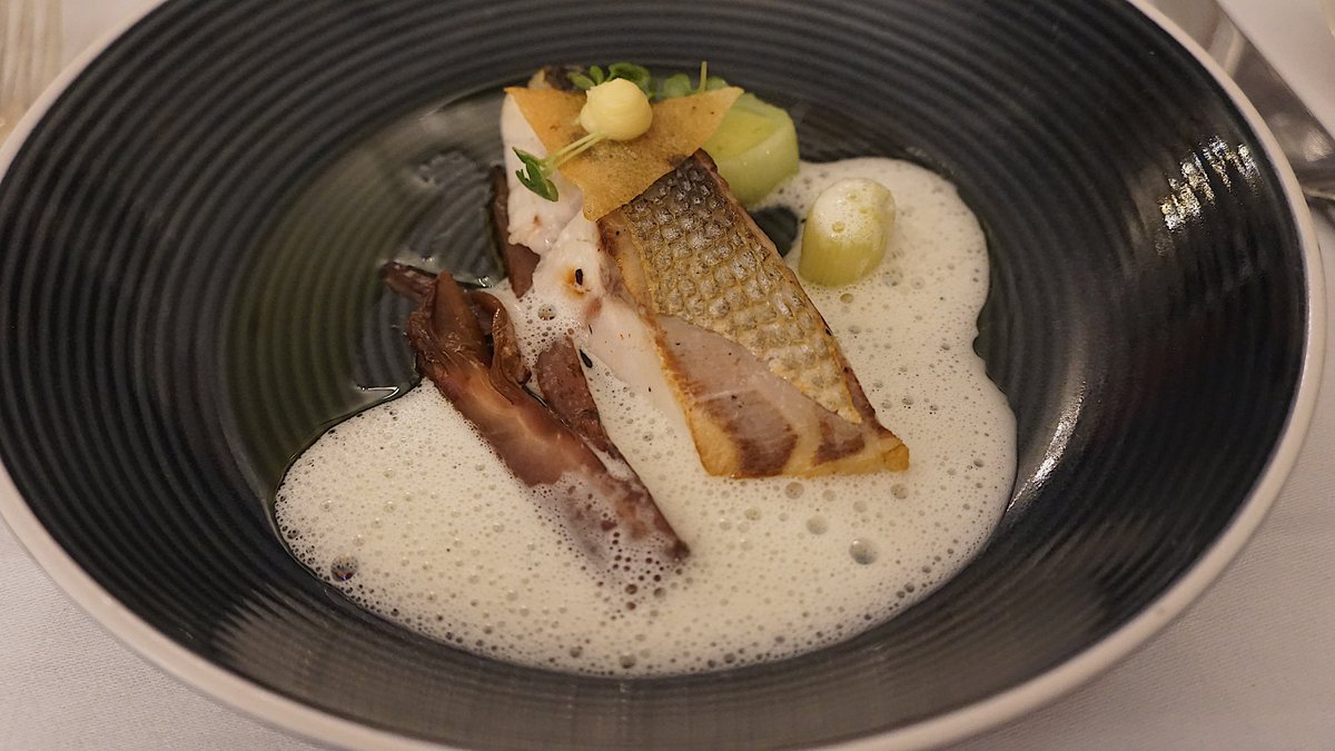 gourmet_sh's tweet photo. Laurin Kux, der einst im Hamburger ‚Jellyfish‘ mit einem Michelin Stern ausgezeichnet wurde, zeigte am 24. + 25. Februar sein kulinarisches Können – natürlich mit vielen Meeresfrüchten – in der ‚Holländischen Stube‘ in Friedrichstadt https://t.co/1LDuUqmZsw https://t.co/BaGyiNALKE