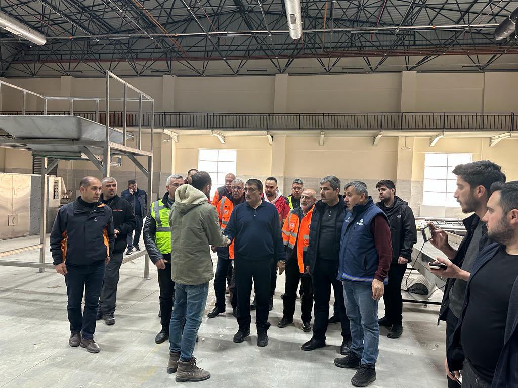 Feyat_ASYA's tweet photo. 📍Malatya’dayız
Büyükşehir Belediye Başkanımız Sayın @selahattingrkn ile birlikte sahadayız. Malatyalı kardeşlerimizin yaralarını sarmak için devlet millet el ele özverili bir çaba sarf ediliyor. İnşallah kısa zamanda hep birlikte depremin izlerini sileceğiz. https://t.co/MRiK4ggDOB