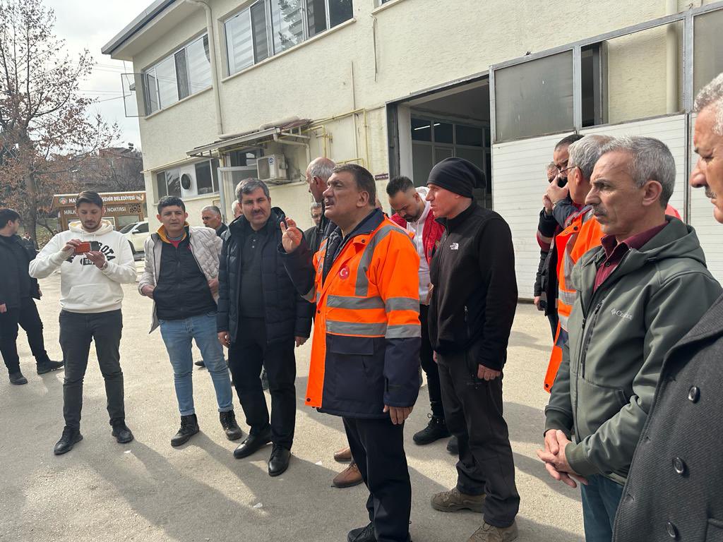Feyat_ASYA's tweet photo. 📍Malatya’dayız
Büyükşehir Belediye Başkanımız Sayın @selahattingrkn ile birlikte sahadayız. Malatyalı kardeşlerimizin yaralarını sarmak için devlet millet el ele özverili bir çaba sarf ediliyor. İnşallah kısa zamanda hep birlikte depremin izlerini sileceğiz. https://t.co/MRiK4ggDOB