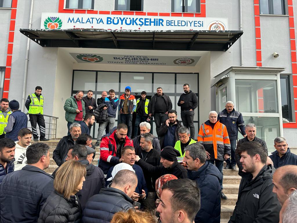 Feyat_ASYA's tweet photo. 📍Malatya’dayız
Büyükşehir Belediye Başkanımız Sayın @selahattingrkn ile birlikte sahadayız. Malatyalı kardeşlerimizin yaralarını sarmak için devlet millet el ele özverili bir çaba sarf ediliyor. İnşallah kısa zamanda hep birlikte depremin izlerini sileceğiz. https://t.co/MRiK4ggDOB