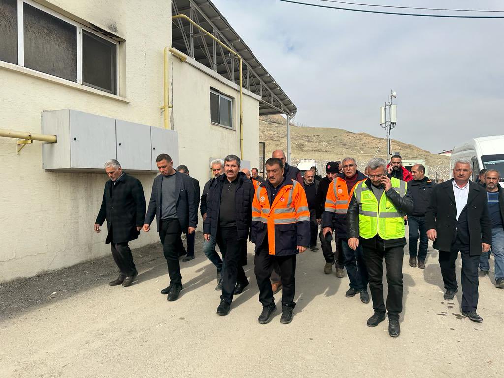 Feyat_ASYA's tweet photo. 📍Malatya’dayız
Büyükşehir Belediye Başkanımız Sayın @selahattingrkn ile birlikte sahadayız. Malatyalı kardeşlerimizin yaralarını sarmak için devlet millet el ele özverili bir çaba sarf ediliyor. İnşallah kısa zamanda hep birlikte depremin izlerini sileceğiz. https://t.co/MRiK4ggDOB