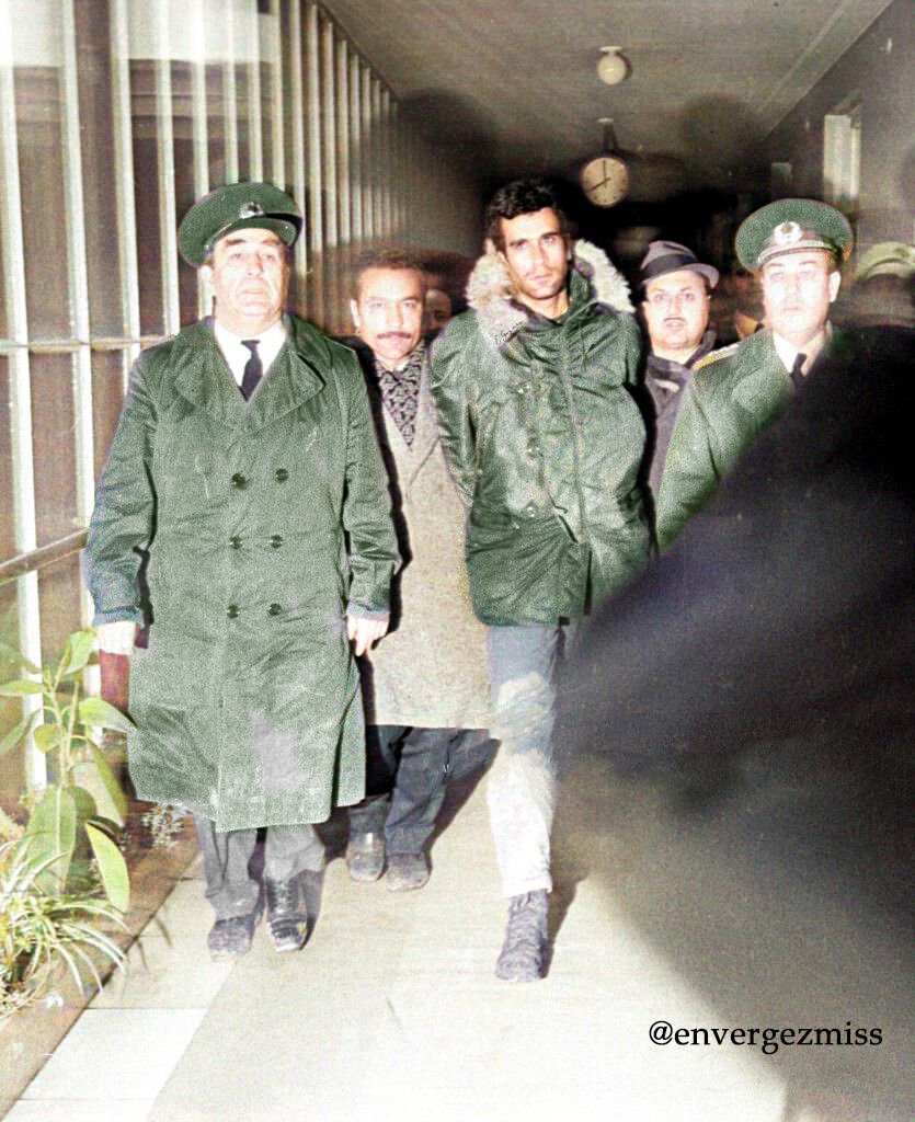 "Yolun düşerse kıyıya bir gün ve maviliklerine enginin seyre dalarsan dalgalara göğüs germiş olanları hatırla..."

İyi ki doğdun #denizgezmis #DenizGezmis76Yasında