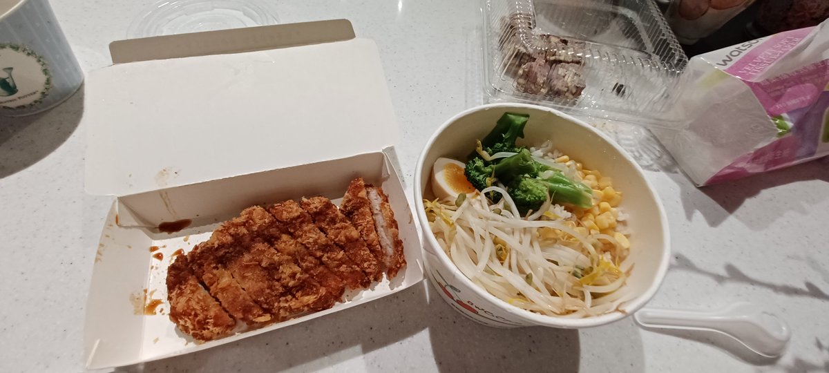 4U7W9GCL3XSfLBU's tweet photo. 晚餐買了好ㄘ得日式豬排井飯嗷(≧ω≦)/~
#xinvan #兔時諾膨 https://t.co/QerjDAmT5F