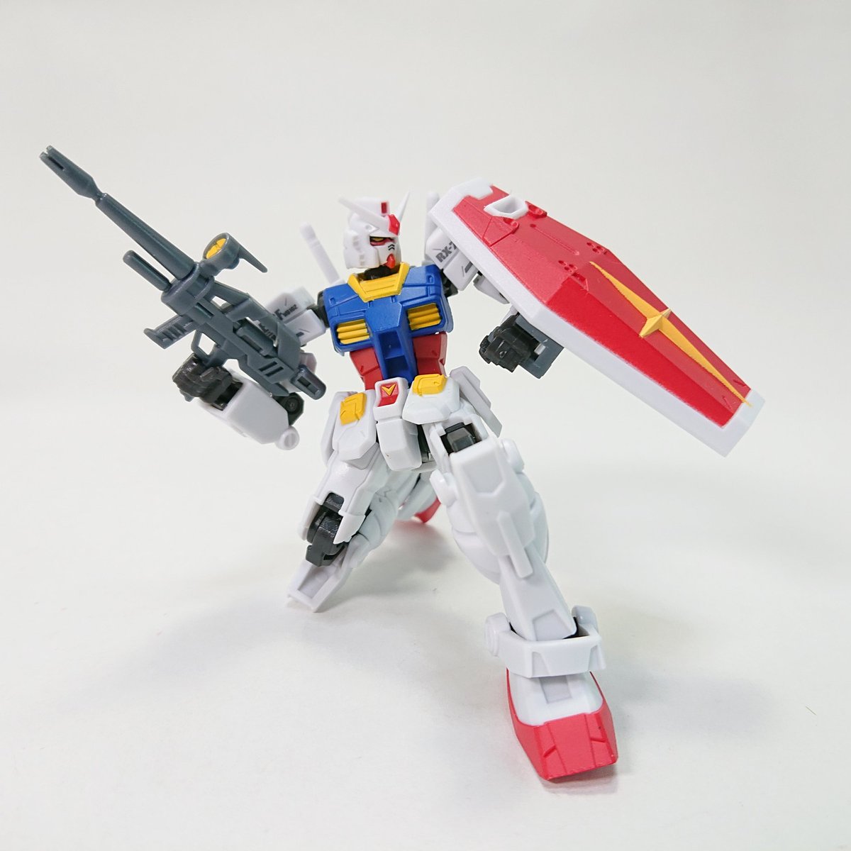 sakata_type90x's tweet photo. 一発でフルカラーが出てくれてよかった
全高約10cmと小さいながらもよく動きます
ビームサーベルはクリアカラー版に付いてるようだけどいらないかな
次弾はザクのようです
#機動戦士ガンダム
#CUPSULEACTION https://t.co/6SlX5DXI5i