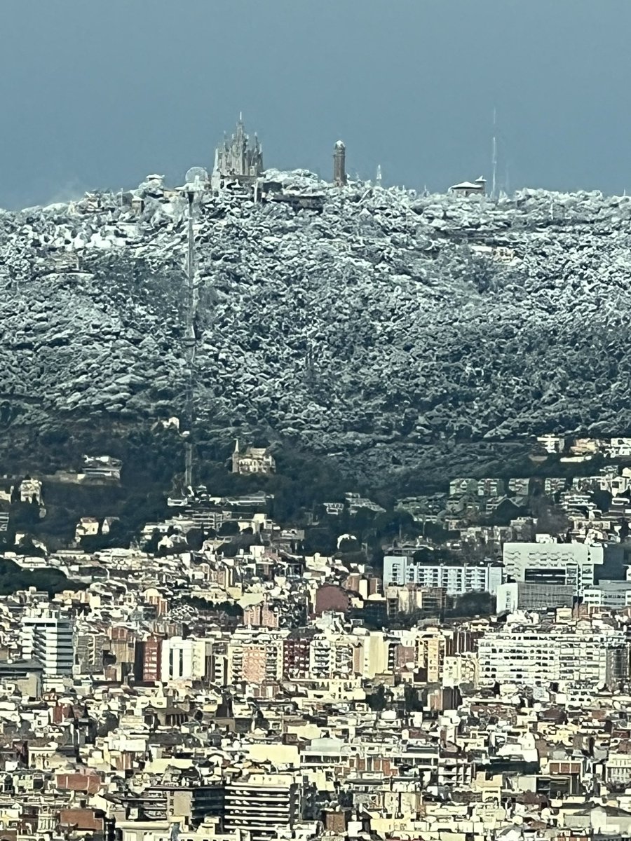samjudez13's tweet photo. A room with a view #torremapfre #ddbspain #neuBarcelona #neu #snowinbarcelona #nievebarcelona https://t.co/j4Ho1ODNMM