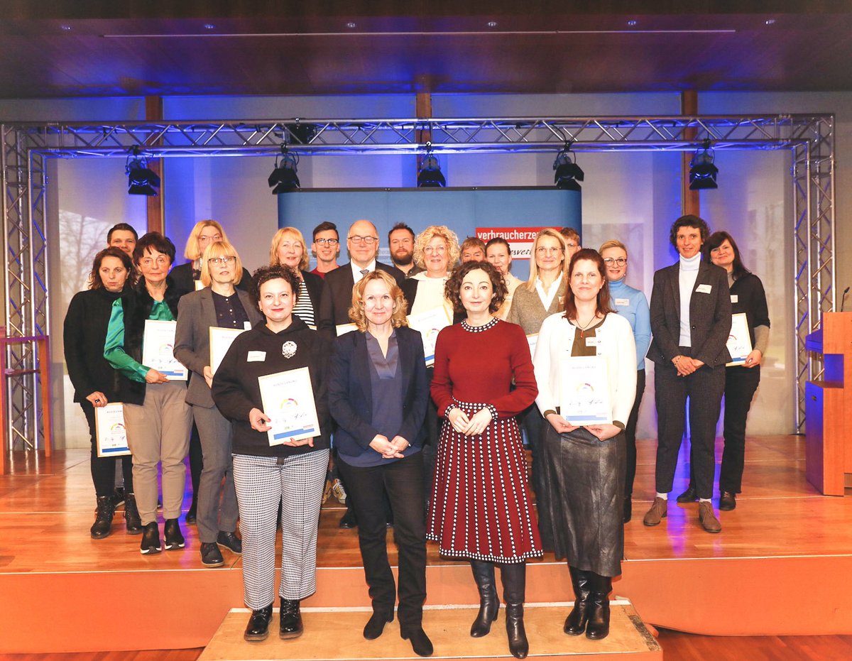 RamonaPop's tweet photo. Ich bin beeindruckt vom großen Engagement unserer #Verbraucherschule|n! Finanzen💰Verträge 🔖 Nachhaltigkeit ♻️ und Ernährung 🍅 - mit #Verbraucherbildung lernen Kinder und Jugendliche wirklich fürs Leben! Danke an die Schirmherrin @SteffiLemke für die motivierenden Worte 👏👏👏 https://t.co/U7wDvpE7Ea