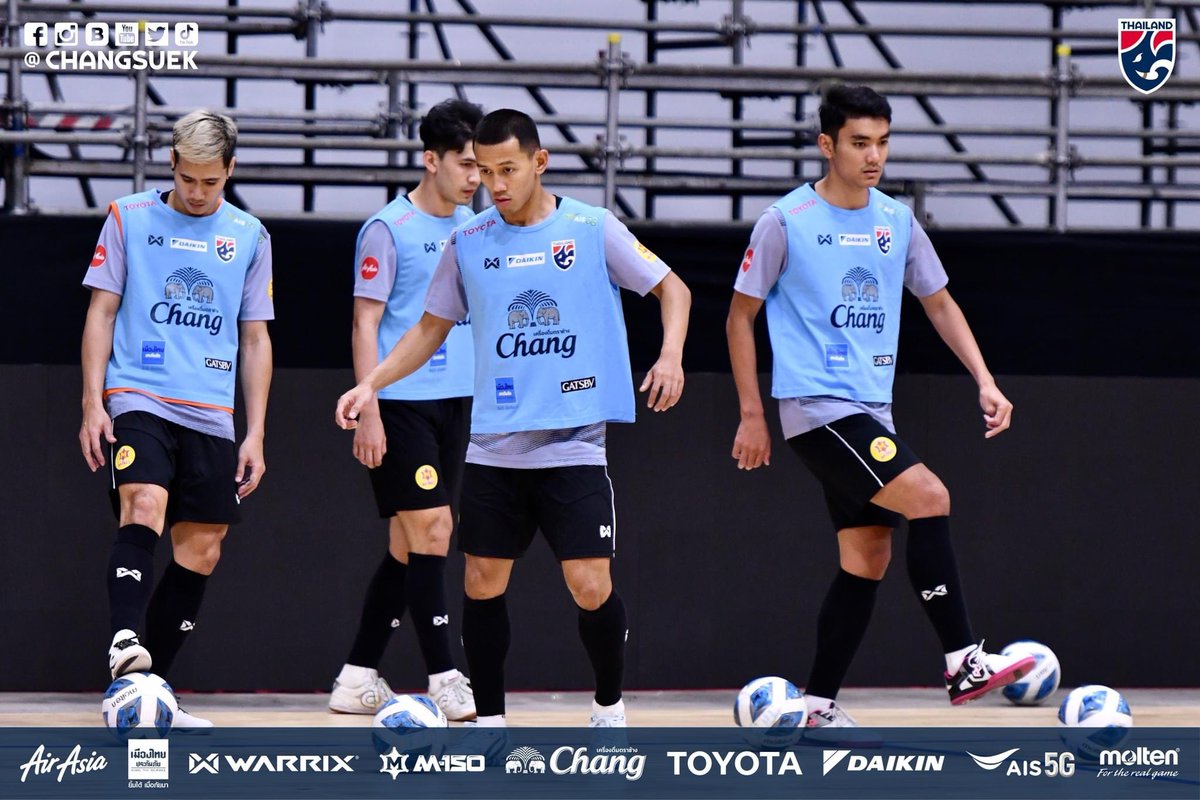 Changsuek_TH's tweet photo. #FutsalUpdate คาร์ลอส เซซาร์ นำทัพ 16 แข้งฟุตซอลทีมชาติไทย ลงฝึกซ้อมสนามจริงก่อนลุยศึก NSDF เร่งนักเตะคุ้นชินสนาม
รายละเอียด : https://t.co/yqc2DmFYIg
#ช้างศึก #บอลไทย #ฟุตซอล #ฟุตซอลไทย #Thailand #FutsalThailand #ฟุตซอลทีมชาติไทย #NSDFFutsalInvitation2023 https://t.co/v7zkZil4VB