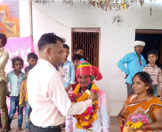 आदरणीय <a href="/ashokgehlot51/">Ashok Gehlot</a> जी
आज एक संविदाकार्मिक भूराराम जी 32 वर्ष 6 माह की संविदा सेवा पूर्ण कर सेवानिवृत्त होकर खाली हाथ अपने घर लौटे हमारी दयनीय स्थिति पर तरस खाइये साहब संविदाकार्मिको को शीघ्र नियमित कर अपने चुनावी घोषणापत्र का वादा पूर्ण करे
जननायक महोदय