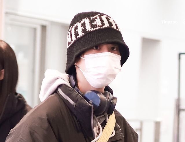 #minsung a в котором джисон собирался послушать километровую голосовую друга, но сколько бы он ни прибавлял громкости на наушниках они не работали, 
а минхо просто стоял рядом