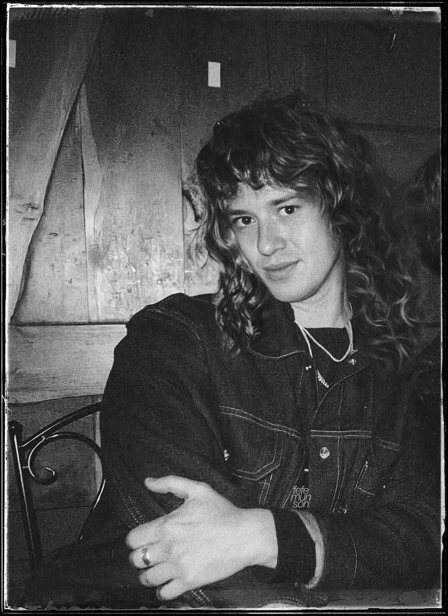fefemunson's tweet photo. an old picture of eddie munson when he was out with his friend, 1986 https://t.co/lDS3edF9gB