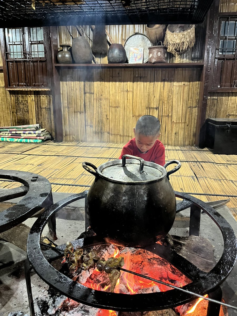 Henna_notheena's tweet photo. Who else waits for the roasted liver and gizzard from the chicken? I do! 🤪 #Arunachalpradesh #DinnerPreps https://t.co/49Js9DWEpZ