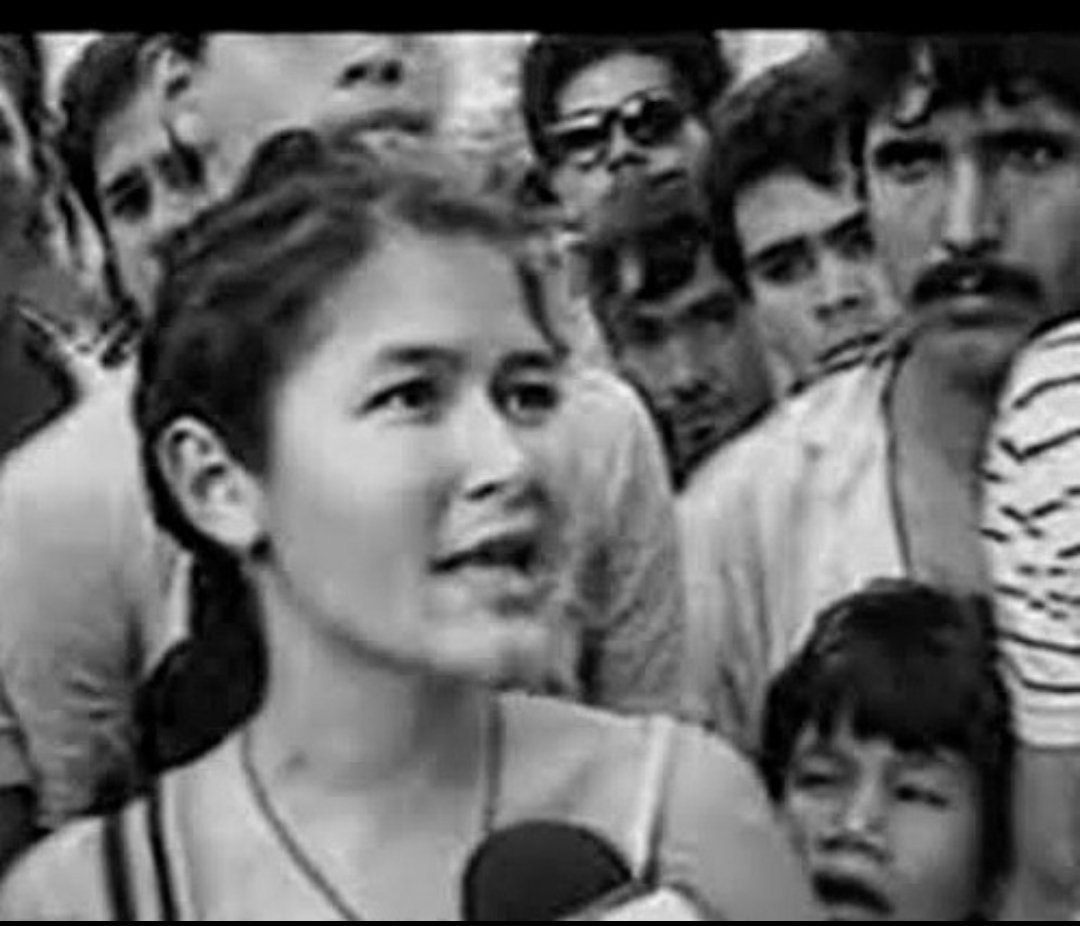 MariaesPueblo's tweet photo. #27feb1989 
Yurimar Reyes heroína anónima quién denunció en TV El Paquetazo, asesinada después por la PM porq parecía "subversiva". Estudiante d Letras, titiritera, poetisa, líder comunitaria, disciplinada militante, artista voluntaria y popular. Jamás olvidar!
Honor y gloria! https://t.co/7LHghXoWbm