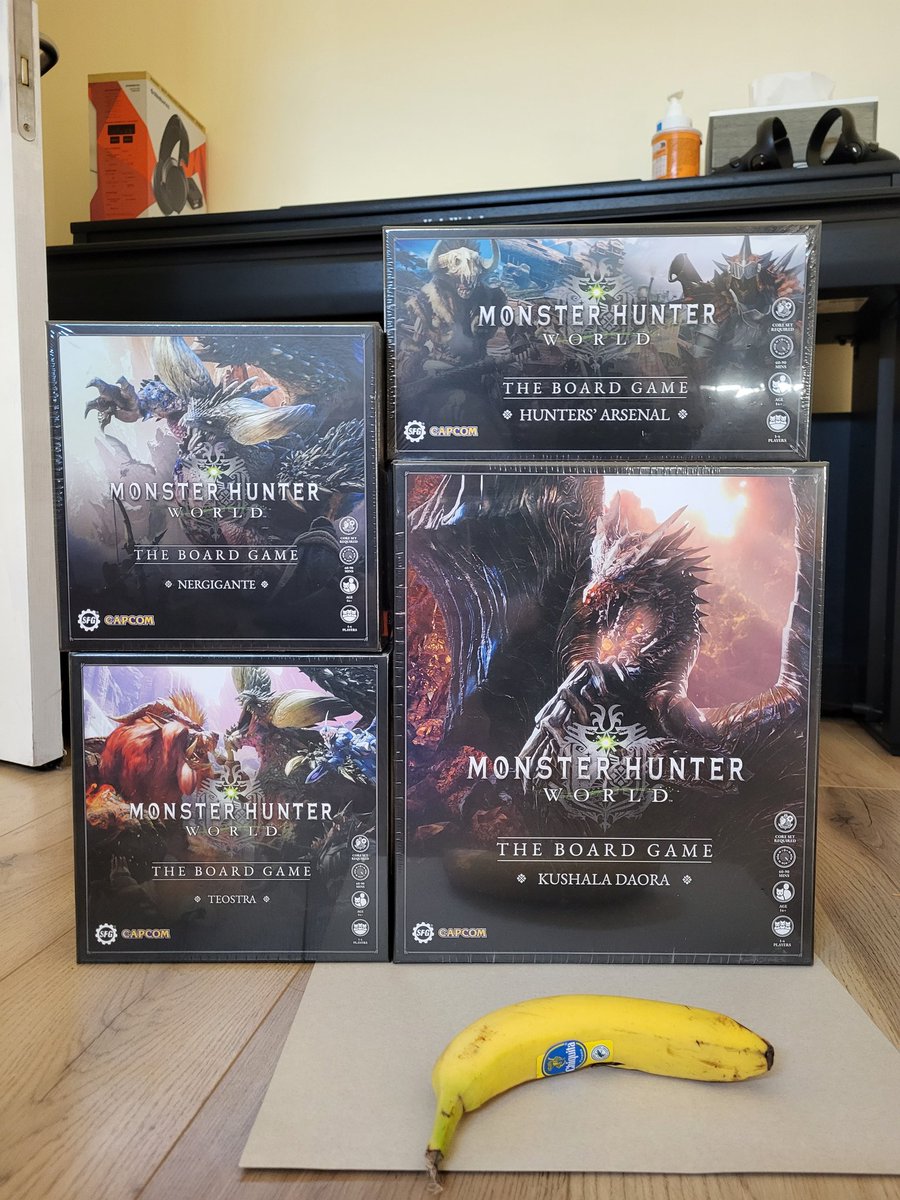 KiaraSwitchAxe's tweet photo. I waited so long for this package to arrive!!! I'm so happy I'm crying. Banana as scale 😭❤️ https://t.co/QS3MvSexG9