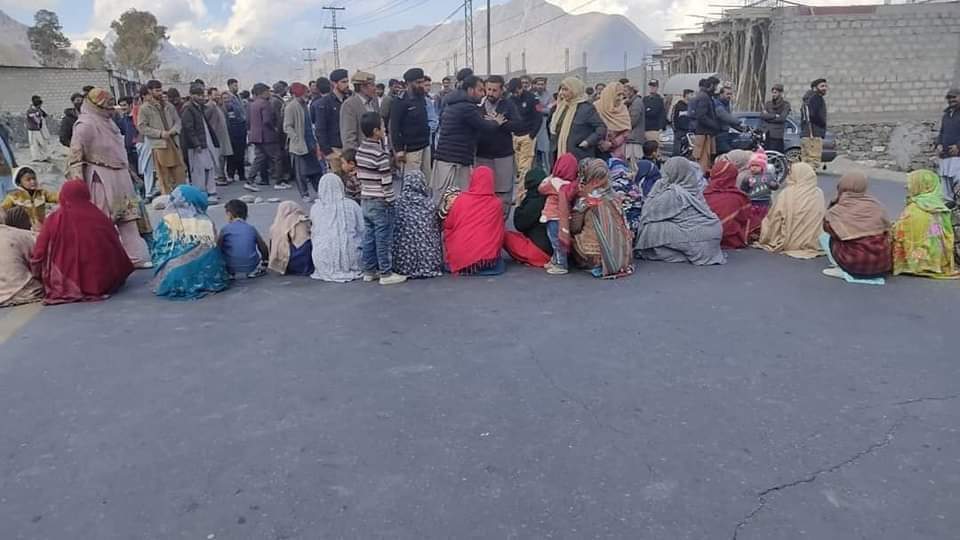 Tabanitt's tweet photo. #ڈمیال کے بعد سکوار میں بھی خواتین آٹا بحران کی وجہ سے  سڑکوں پر ۔۔۔حکمران اور اپوزیشن غائب ۔۔۔۔ https://t.co/o4nPsNkzWn