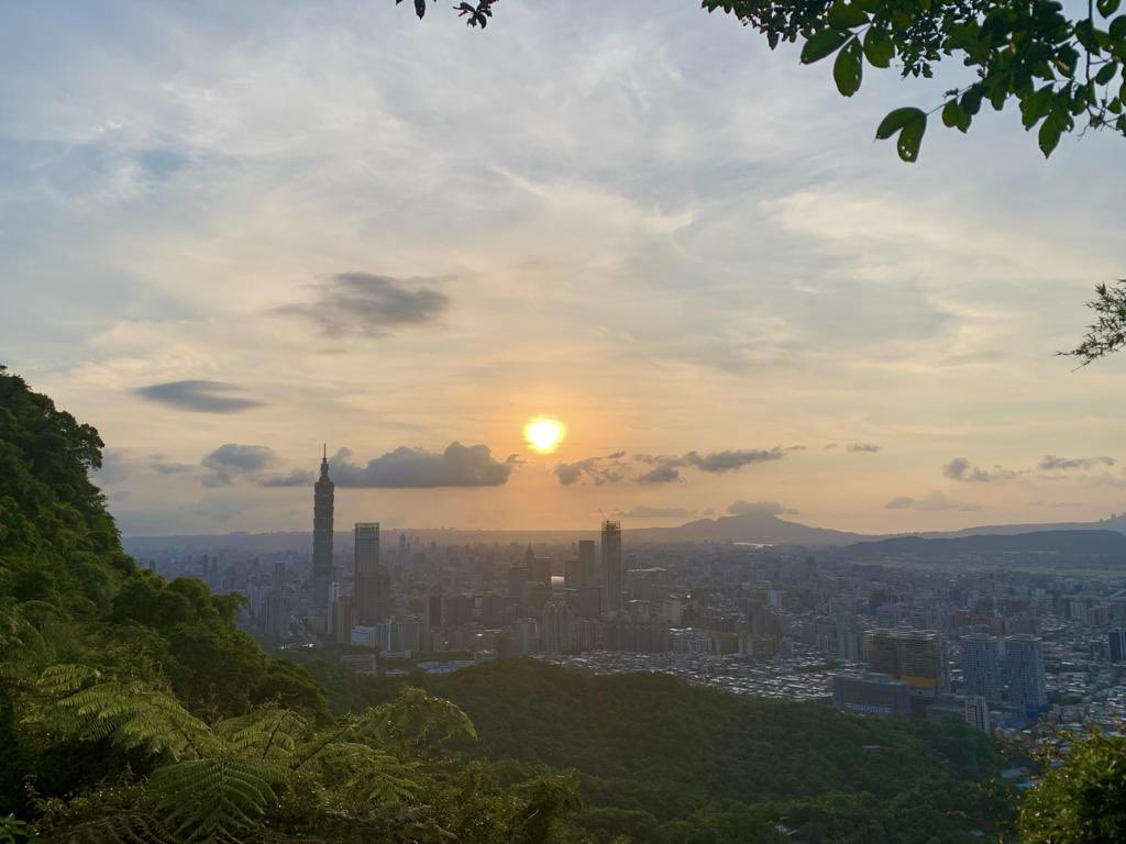 AusOfficeTPE's tweet photo. 明天是 #二二八紀念日。台灣民主自由的傑出成就，令人欽佩。我們對為捍衛民主自由人權而犧牲生命與自由的人，表示敬意。我們也重申承諾保護人權、推動和解，讓我們的民主更強韌、更有韌性，為所有人打造更美好的未來。 https://t.co/Lhn1VRdKwW
