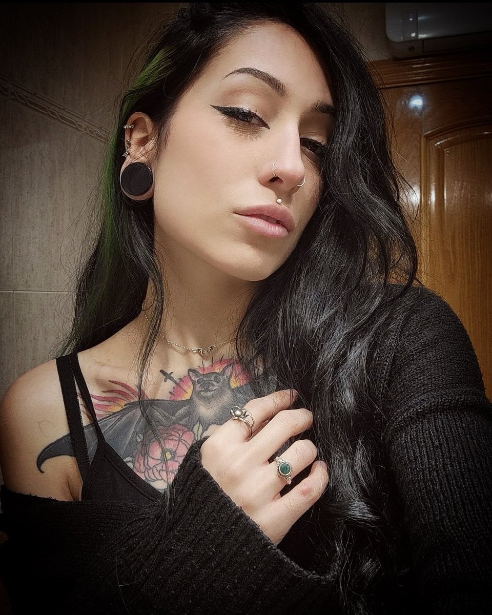 AWinterRaven1's tweet photo. I hope you've been doing great! 🖤
#goth #gothgirl #witch https://t.co/1GzESGOfh0