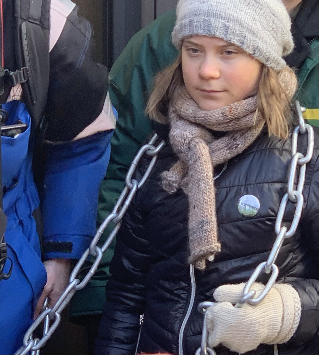 alisterdoyle's tweet photo. Climate activist @Gretathunberg joins a protest in Oslo AGAINST wind farms - defending indigenous #Sami peoples' rights to land over ill-planned turbines that spook their reindeer herds https://t.co/J390xvpQDv @gfouche @VKlesty #ClimateCrisis #Norway https://t.co/b5sCGcIRAt