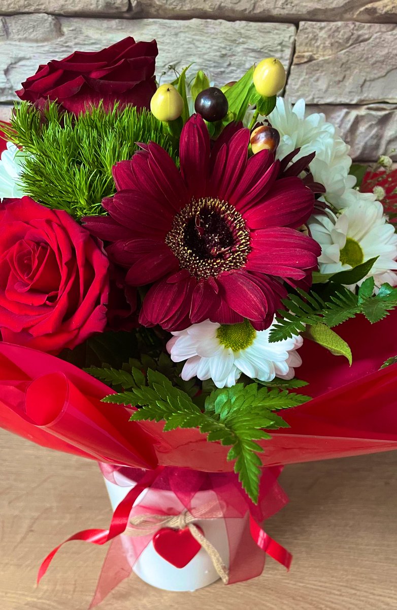 旦那が昼に帰って来て
「え！もう帰って来たの！？」って嫌味を言う私😂

なんと花束をくれた😳💐

「何の日でも無いけど、昨日トコ元気無かったから」
って😭😭😭

嫌味言ってごめんよー😭 https://t.co/Uk8qTQAlx7